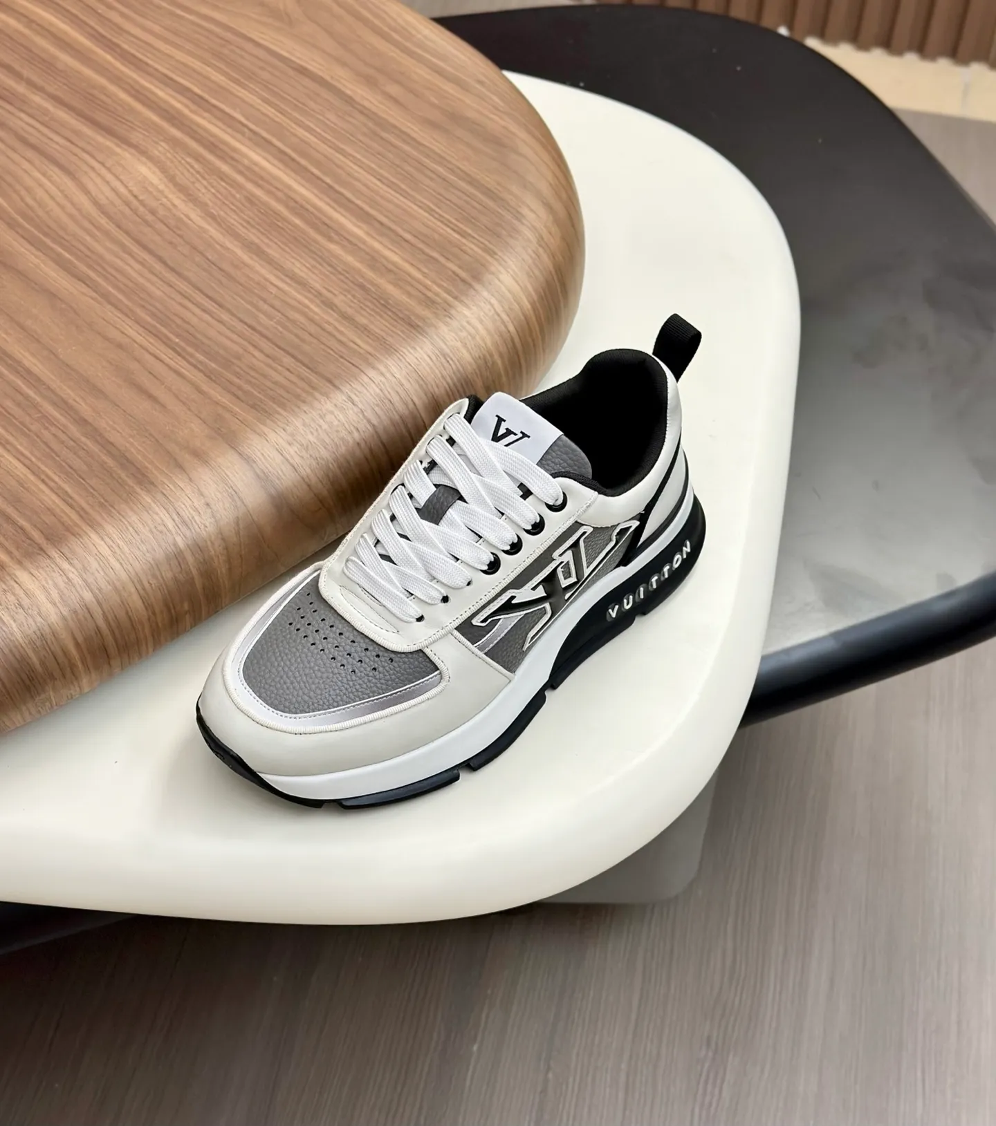[L Family] Top P: 840💰 Size: 39-44 (38.45 can be customized) Lujia new color matching men's 🧍‍♂️trainer sneakers, this LV Trainer sneaker is made of soft grained calfskin, showing pure colors, the brand was born in 1854, the designer's handwritten brand logo is embellished on one side, virgil Designed by abloh himself, it is a very commemorative sneaker, the new LV Louis Vuitton trainer sneaker low casual sports culture versatile basketball shoes